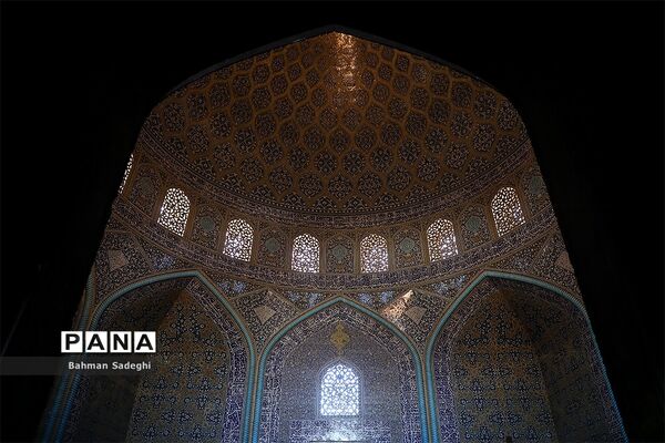 مسجد شیخ لطف‌الله میزبان گردشگران نوروزی