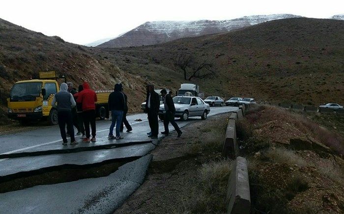 رانش زمین در دو گردنه مهم همدان تردد خودروها را کند کرده است