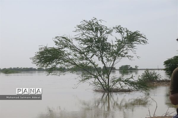 تلاش اهالی روستای ملیحان اهواز برای ترمیم سیل بند