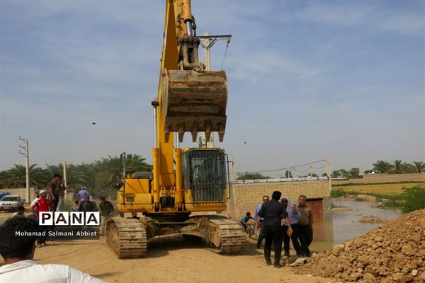 تلاش اهالی روستای ملیحان اهواز برای ترمیم سیل بند