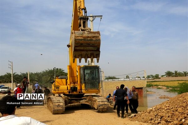 تلاش اهالی روستای ملیحان اهواز برای ترمیم سیل بند
