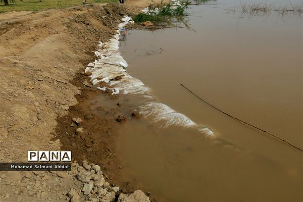 تلاش اهالی روستای ملیحان اهواز برای ترمیم سیل بند