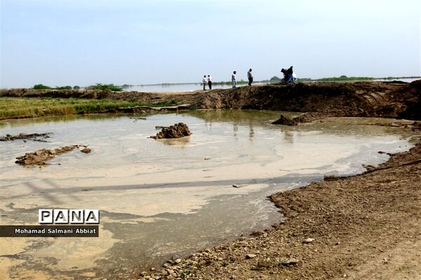 تلاش اهالی روستای ملیحان اهواز برای ترمیم سیل بند