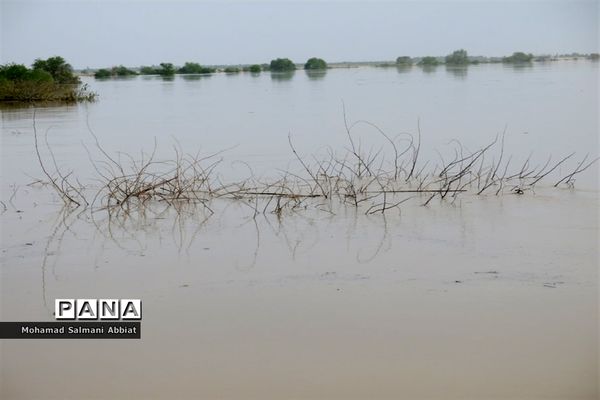 تلاش اهالی روستای ملیحان اهواز برای ترمیم سیل بند