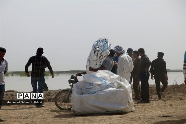 تلاش اهالی روستای ملیحان اهواز برای ترمیم سیل بند