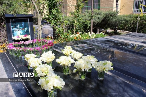 گردهمایی انجمن هنرمندان ایران در قطعه هنرمندان بهشت زهرا(س)