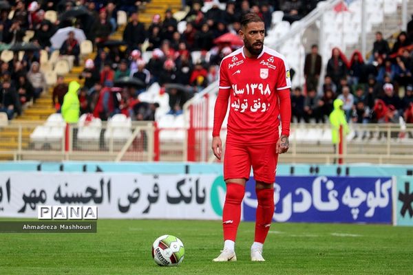 دیدار تیم های تراکتورسازی و صنعت نفت آبادان