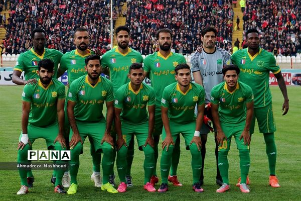 دیدار تیم های تراکتورسازی و صنعت نفت آبادان
