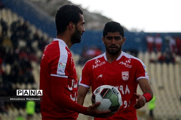 دیدار تیم های تراکتورسازی و صنعت نفت آبادان