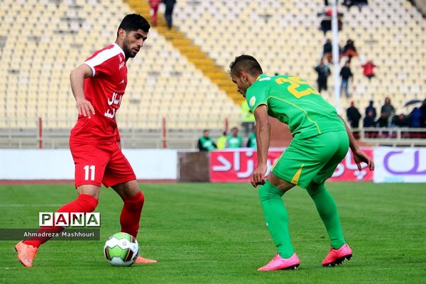 دیدار تیم های تراکتورسازی و صنعت نفت آبادان