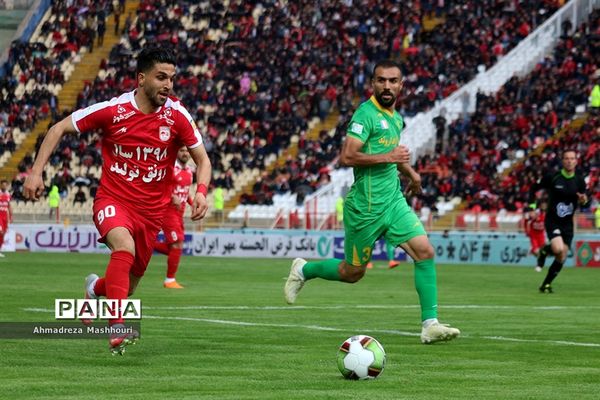 دیدار تیم های تراکتورسازی و صنعت نفت آبادان