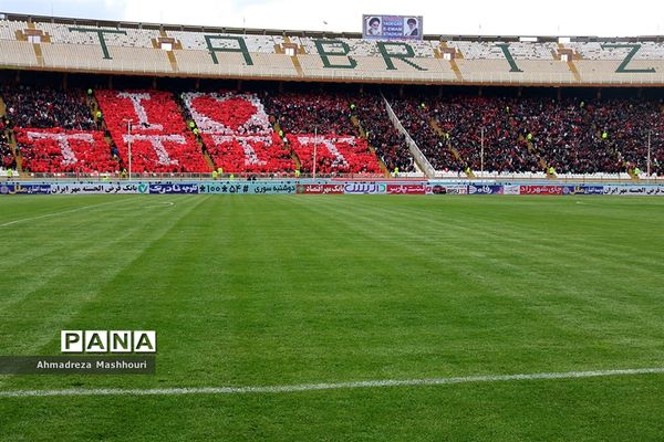 دیدار تیم های تراکتورسازی و صنعت نفت آبادان