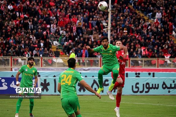 دیدار تیم های تراکتورسازی و صنعت نفت آبادان