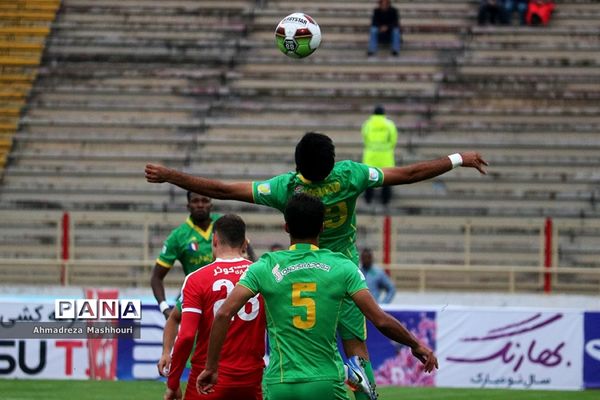 دیدار تیم های تراکتورسازی و صنعت نفت آبادان