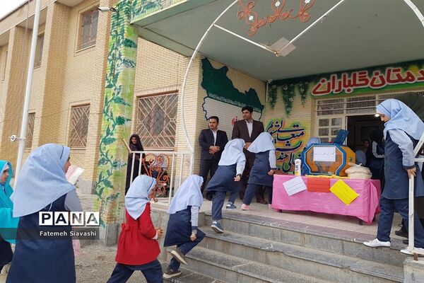 همدلی  دانش‌آموزان دبستان مائده منطقه خزل با هموطنان سیل زده