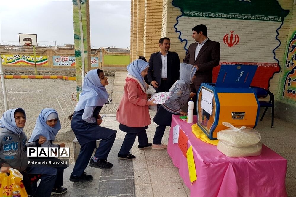 همدلی  دانش‌آموزان دبستان مائده منطقه خزل با هموطنان سیل زده