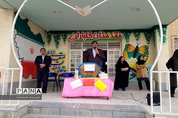 همدلی  دانش‌آموزان دبستان مائده منطقه خزل با هموطنان سیل زده