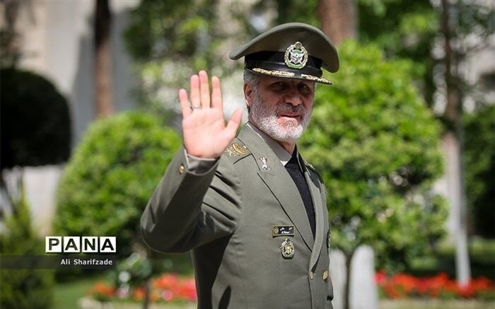 لباس پاسداری بر تن یک ارتشی؛ وزیر دفاع با لباس سپاه وارد مجلس شد