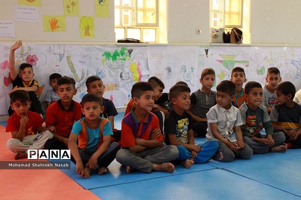 حضور رییس سازمان دانش آموزی خوزستان و مربیان پیشتاز در ارودگاههای اسکان سیل زدگان  حمیدیه