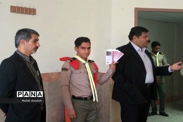 توزیع سیصد پاکت دریافت کمک‌های نقدی اولیا و دانش‌آموزان هنرستان البرز به سیل‌زدگان