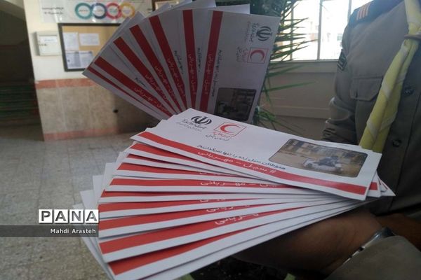 توزیع سیصد پاکت دریافت کمک‌های نقدی اولیا و دانش‌آموزان هنرستان البرز به سیل‌زدگان