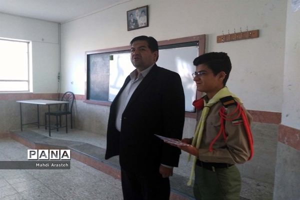 توزیع سیصد پاکت دریافت کمک‌های نقدی اولیا و دانش‌آموزان هنرستان البرز به سیل‌زدگان