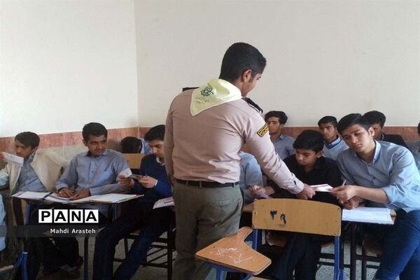 توزیع سیصد پاکت دریافت کمک‌های نقدی اولیا و دانش‌آموزان هنرستان البرز به سیل‌زدگان