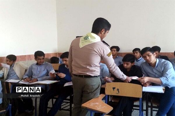 توزیع سیصد پاکت دریافت کمک‌های نقدی اولیا و دانش‌آموزان هنرستان البرز به سیل‌زدگان