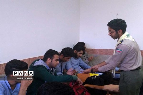 توزیع سیصد پاکت دریافت کمک‌های نقدی اولیا و دانش‌آموزان هنرستان البرز به سیل‌زدگان