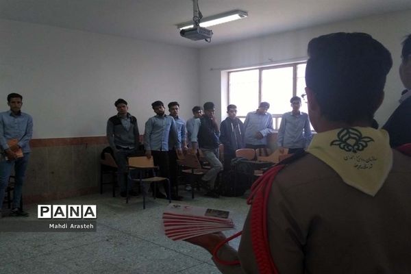 توزیع سیصد پاکت دریافت کمک‌های نقدی اولیا و دانش‌آموزان هنرستان البرز به سیل‌زدگان