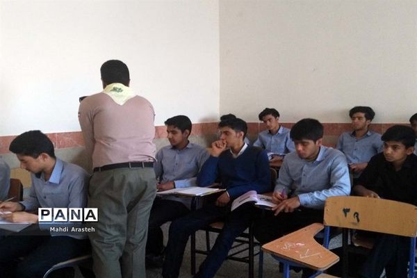 توزیع سیصد پاکت دریافت کمک‌های نقدی اولیا و دانش‌آموزان هنرستان البرز به سیل‌زدگان