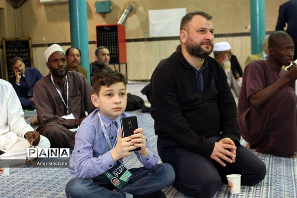 بازدید شرکت کنندگان ششمین دوره مسابقات بین المللی قرآن کریم از حسینیه جماران