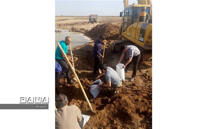 اقدام جهادی فرهنگیان ودانش آموزان آبادانی در احداث سیل بند