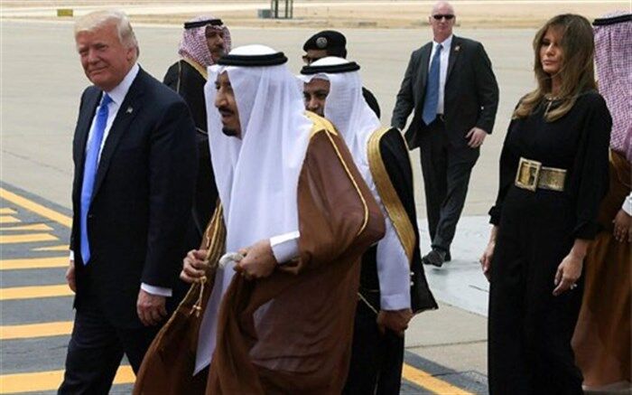ترامپ: ملک سلمان از بوسیدن دست همسرم دست نمی‌کشید