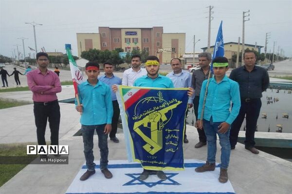 زنجیره انسانی هنرجویان هنرستان سعادت شبانکاره  بوشهر  در پی حمایت از سپاه پاسداران انقلاب اسلامی ایران