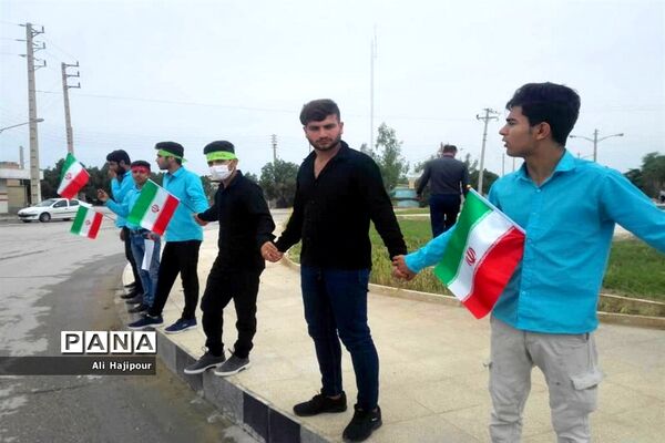 زنجیره انسانی هنرجویان هنرستان سعادت شبانکاره  بوشهر  در پی حمایت از سپاه پاسداران انقلاب اسلامی ایران