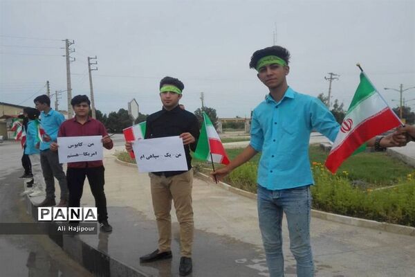 زنجیره انسانی هنرجویان هنرستان سعادت شبانکاره  بوشهر  در پی حمایت از سپاه پاسداران انقلاب اسلامی ایران