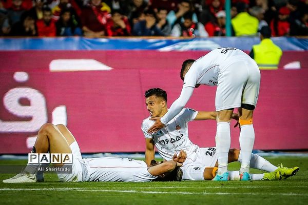 دیدار تیم‌های فوتبال پرسپولیس و سایپا