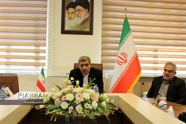 نشست تشکل‌های دانش‌آموزی با مدیرکل آموزش و پرورش استان البرز