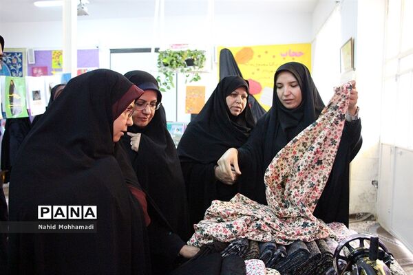 نمایشگاه عفاف و حجاب در دبیرستان نمونه تقوی شهرستان بیرجند