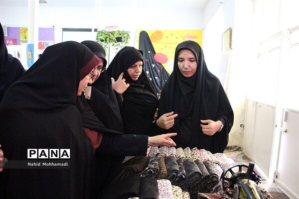نمایشگاه عفاف و حجاب در دبیرستان نمونه تقوی شهرستان بیرجند
