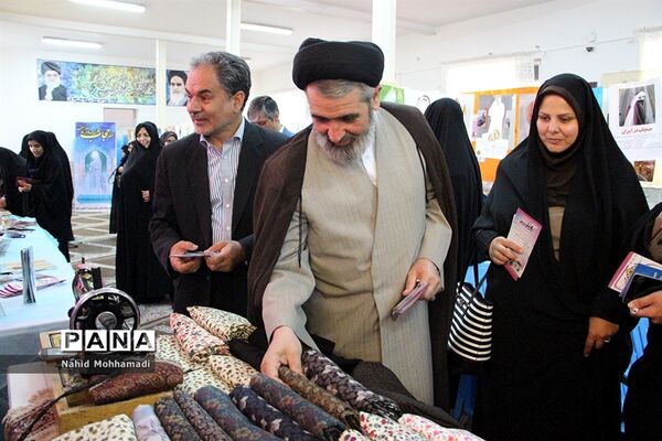 نمایشگاه عفاف و حجاب در دبیرستان نمونه تقوی شهرستان بیرجند