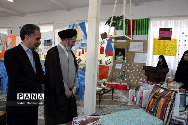 نمایشگاه عفاف و حجاب در دبیرستان نمونه تقوی شهرستان بیرجند