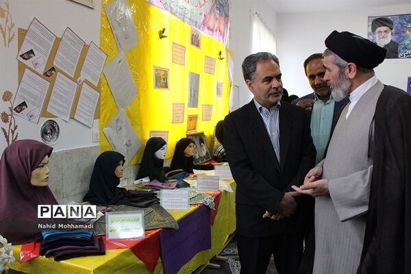 نمایشگاه عفاف و حجاب در دبیرستان نمونه تقوی شهرستان بیرجند