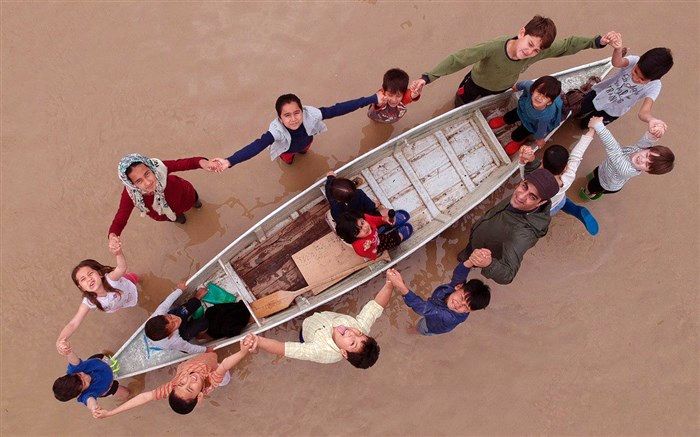 خاله رویا و عمو مهربان  سیل‌بند شادی در خوزستان می‌سازند