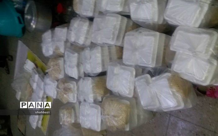 طبخ و بسته بندی غذای گرم به صورت روزانه جهت سیل زدگان در ناحیه 2 اهواز