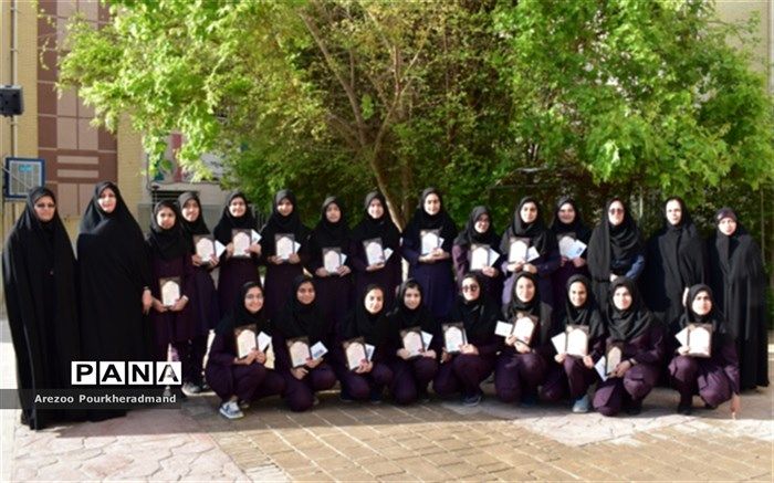 تجلیل از دانش آموزان برگزیده دبیرستان فرزانگان حکیم زاده