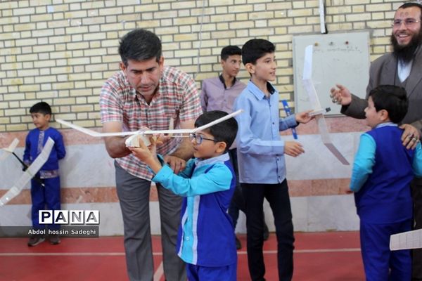 مسابقات گلایدر دانش‌آموزان پسر شهرستان بوشهر