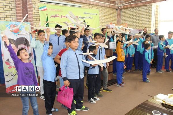 مسابقات گلایدر دانش‌آموزان پسر شهرستان بوشهر