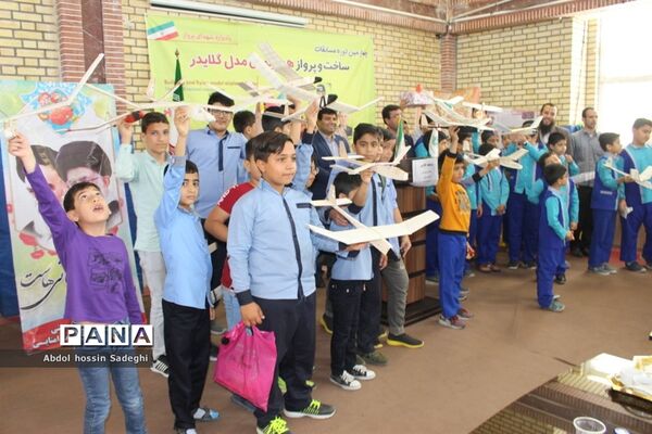 مسابقات گلایدر دانش‌آموزان پسر شهرستان بوشهر
